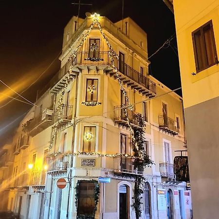 B&B L'Angolo Sulla Piazza Mirabella Imbaccari Exterior foto