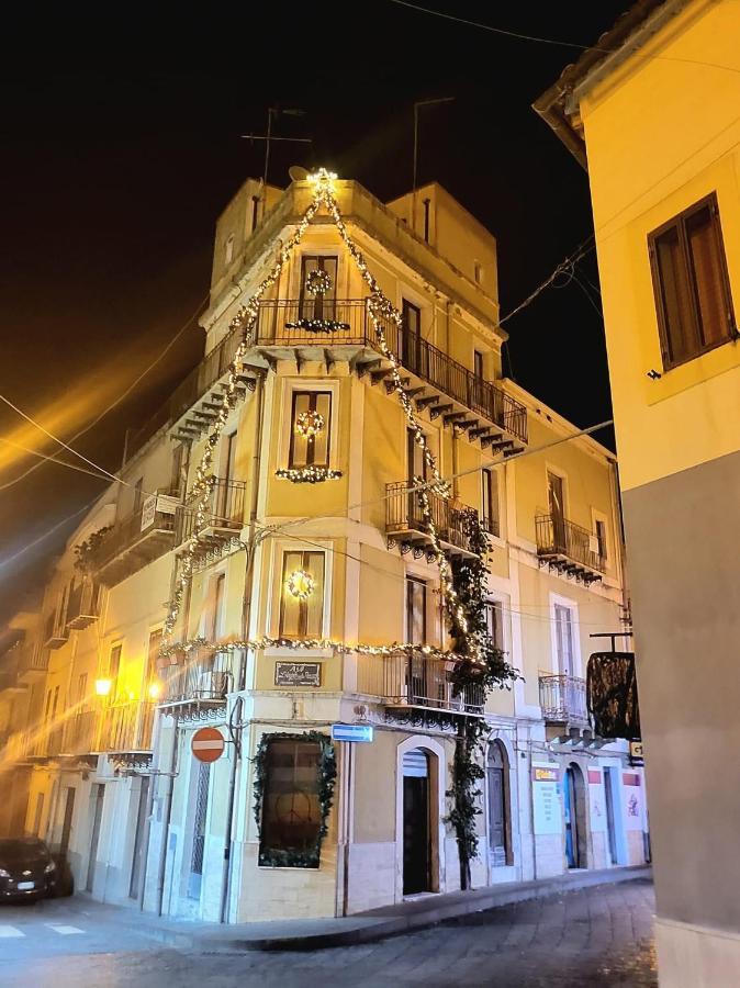 B&B L'Angolo Sulla Piazza Mirabella Imbaccari Exterior foto