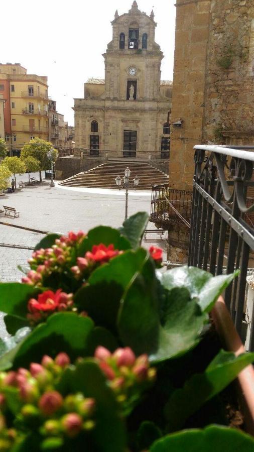 B&B L'Angolo Sulla Piazza Mirabella Imbaccari Exterior foto