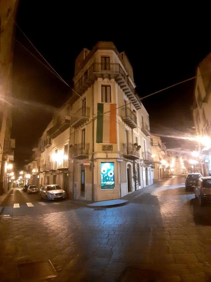 B&B L'Angolo Sulla Piazza Mirabella Imbaccari Exterior foto